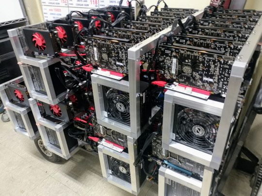 29일 서울 한강로동 용산전자상가의 한 PC 매장에 완성된 가상화폐 채굴기가 쌓여있다.